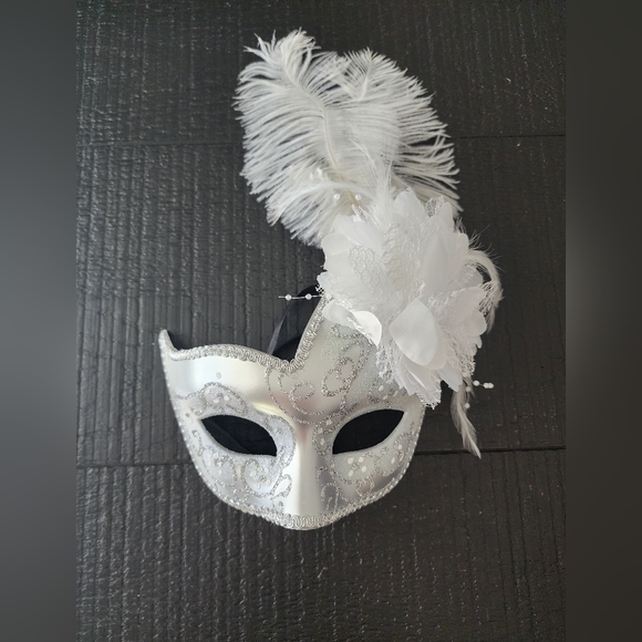 Masquerade Mask Halloween white silver with Leather - Picture 2 of 2